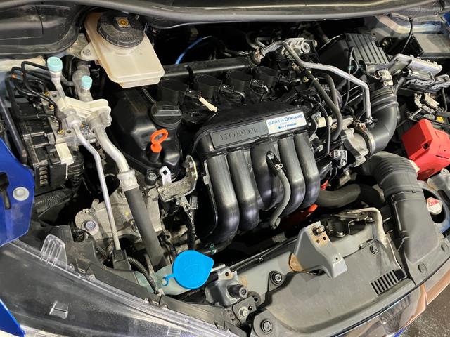 フィットハイブリッド Ｆ　４ＷＤ　寒冷地仕様　ＥＴＣ　バックカメラ　社外ナビ　ワンセグＴＶ　　Ｂｌｕｅｔｏｏｔｈ接続　ハンズフリー　障害物接近アラート　ＬＥＤヘッド・フォグライト　横滑り防止（5枚目）