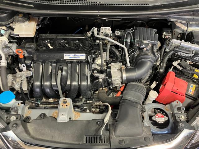 フィットハイブリッド Ｆ　４ＷＤ　寒冷地仕様　ＥＴＣ　バックカメラ　社外ナビ　ワンセグＴＶ　　Ｂｌｕｅｔｏｏｔｈ接続　ハンズフリー　障害物接近アラート　ＬＥＤヘッド・フォグライト　横滑り防止（6枚目）