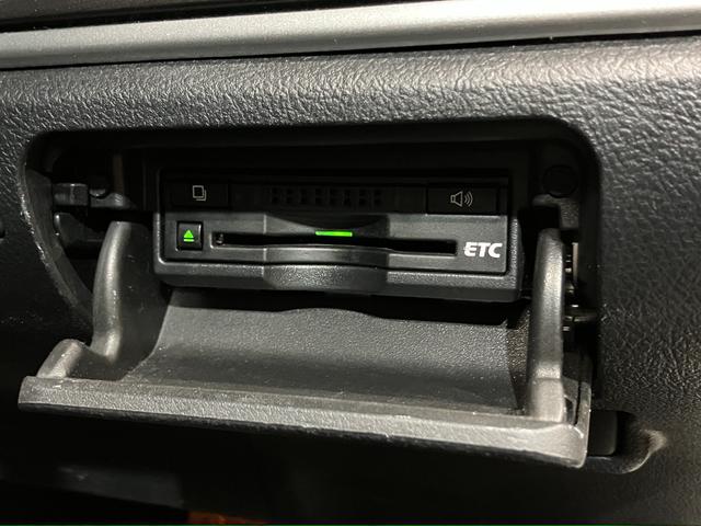 クラウンハイブリッド アスリートＳ　Ｆｏｕｒ　４ＷＤ　夏冬タイヤ　ＥＴＣ　前方ドラレコ　バックカメラ　純正ナビ　フルセグＴＶ　純正エンジンスターター　シートヒーター　クルーズコントロール　電動シート　夏タイヤ純正ホイール（3枚目）