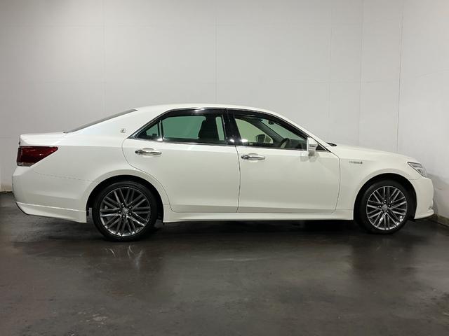 クラウンハイブリッド アスリートＳ　Ｆｏｕｒ　４ＷＤ　夏冬タイヤ　ＥＴＣ　前方ドラレコ　バックカメラ　純正ナビ　フルセグＴＶ　純正エンジンスターター　シートヒーター　クルーズコントロール　電動シート　夏タイヤ純正ホイール（15枚目）