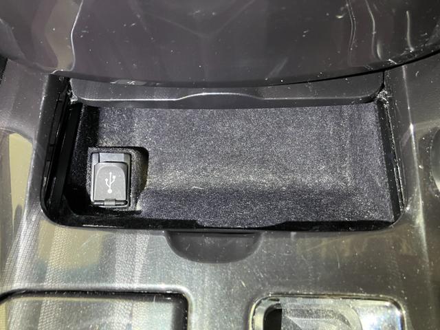 クラウンハイブリッド アスリートＳ　Ｆｏｕｒ　４ＷＤ　夏冬タイヤ　ＥＴＣ　前方ドラレコ　バックカメラ　純正ナビ　フルセグＴＶ　純正エンジンスターター　シートヒーター　クルーズコントロール　電動シート　夏タイヤ純正ホイール（35枚目）