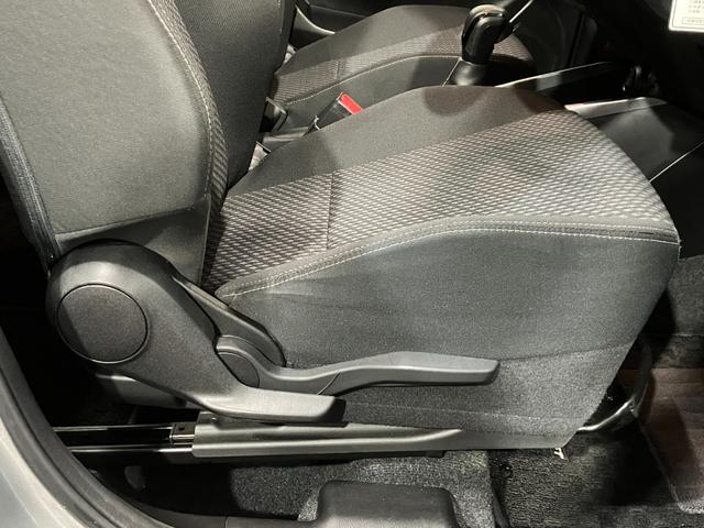 スイフト ハイブリッドＲＳ　４ＷＤ　ＥＴＣ　全方位カメラ　純正ナビ　クルーズコントロール　パドルシフト　ヒーテッドドアミラー　左右フロントシートヒーター　衝突軽減ブレーキ　ブルーエンブレム　横滑り防止機能　純正ホイール（39枚目）