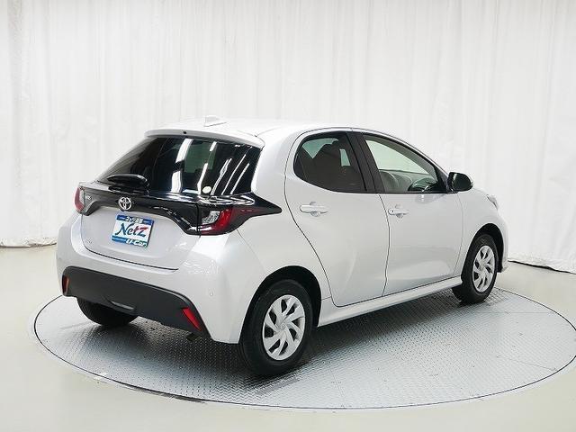 ヤリス Ｘ　４ＷＤ　メモリーナビ　バックカメラ　衝突被害軽減システム　ＥＴＣ（3枚目）