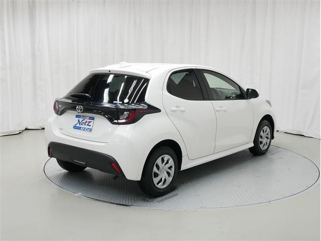 ヤリス Ｘ　４ＷＤ　メモリーナビ　バックカメラ　衝突被害軽減システム　ＥＴＣ（3枚目）