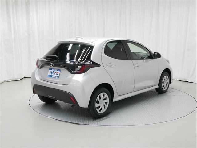 ヤリス Ｘ　４ＷＤ　メモリーナビ　バックカメラ　衝突被害軽減システム　ＥＴＣ（3枚目）