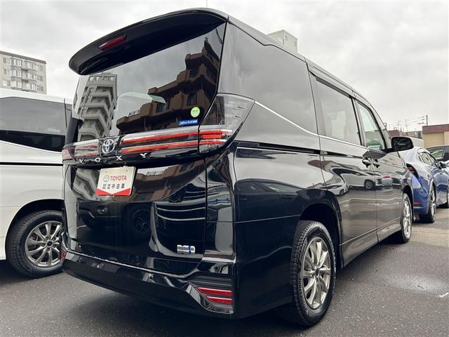 ヴォクシー ハイブリッドＳ－Ｚ　４ＷＤ　フルセグ　メモリーナビ　バックカメラ　衝突被害軽減システム　ＥＴＣ　両側電動スライド　ＬＥＤヘッドランプ　乗車定員７人　３列シート（6枚目）