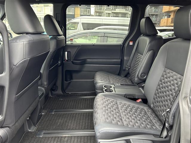 ヴォクシー ハイブリッドＳ－Ｚ　４ＷＤ　フルセグ　メモリーナビ　バックカメラ　衝突被害軽減システム　ＥＴＣ　両側電動スライド　ＬＥＤヘッドランプ　乗車定員７人　３列シート（29枚目）