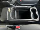 前席の中央に大型のセンターコンソールBOXが付いています!ボックスティッシュもラクラク入りますよ♪