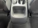 後席側に小型トレイが付いています!