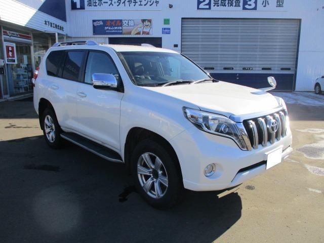 ランドクルーザープラド ＴＸ　Ｌパッケージ・Ｇ－フロンティア　特別仕様車　７人乗り　ディーゼルターボ　赤茶革シート　サードシート電動格納　クルーズコントロール　ＬＥＤヘッドライト　ルーフレール　純正アルミ積込　スタッドレスタイヤ装着　ＥＴＣ（3枚目）