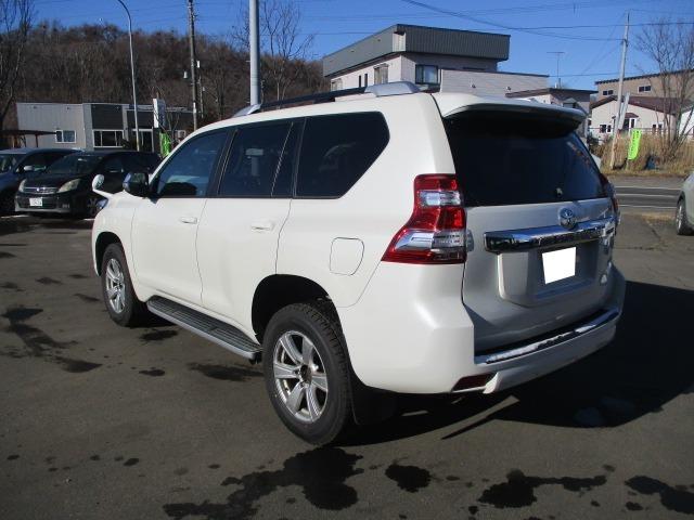 ランドクルーザープラド ＴＸ　Ｌパッケージ・Ｇ－フロンティア　特別仕様車　７人乗り　ディーゼルターボ　赤茶革シート　サードシート電動格納　クルーズコントロール　ＬＥＤヘッドライト　ルーフレール　純正アルミ積込　スタッドレスタイヤ装着　ＥＴＣ（7枚目）