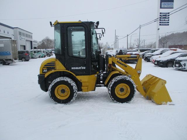 日本 　アワーメーター９０６ｈ　除雪仕様　スノーバケット　スノータイヤ　ＬＥＤ作業灯　キャビンヒーター（4枚目）