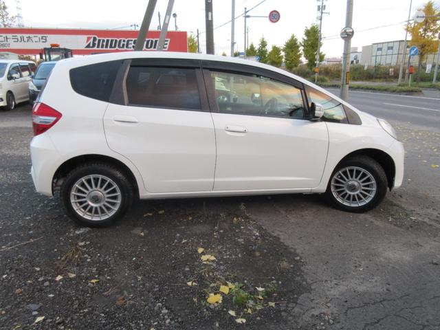 フィット シーズ　４ＷＤ　オートマ　ナビ取説有　ブルートゥース　ＤＶＤ再生　バックカメラ　フルセグＴＶ　エンスタ　ＥＴＣ　ノックスドール施工済　ドラレコ　夏冬タイヤ付　オートエアコン　ミラーヒーター　フロント熱線（7枚目）