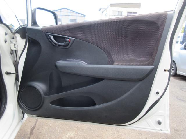 フィット シーズ　４ＷＤ　オートマ　ナビ取説有　ブルートゥース　ＤＶＤ再生　バックカメラ　フルセグＴＶ　エンスタ　ＥＴＣ　ノックスドール施工済　ドラレコ　夏冬タイヤ付　オートエアコン　ミラーヒーター　フロント熱線（24枚目）