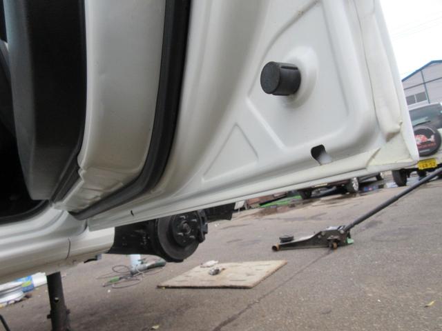 フィット シーズ　４ＷＤ　オートマ　ナビ取説有　ブルートゥース　ＤＶＤ再生　バックカメラ　フルセグＴＶ　エンスタ　ＥＴＣ　ノックスドール施工済　ドラレコ　夏冬タイヤ付　オートエアコン　ミラーヒーター　フロント熱線（25枚目）