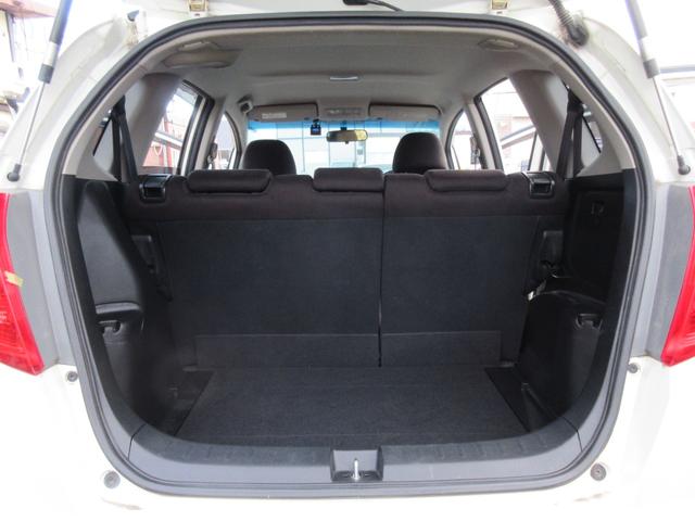 フィット シーズ　４ＷＤ　オートマ　ナビ取説有　ブルートゥース　ＤＶＤ再生　バックカメラ　フルセグＴＶ　エンスタ　ＥＴＣ　ノックスドール施工済　ドラレコ　夏冬タイヤ付　オートエアコン　ミラーヒーター　フロント熱線（30枚目）