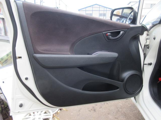 フィット シーズ　４ＷＤ　オートマ　ナビ取説有　ブルートゥース　ＤＶＤ再生　バックカメラ　フルセグＴＶ　エンスタ　ＥＴＣ　ノックスドール施工済　ドラレコ　夏冬タイヤ付　オートエアコン　ミラーヒーター　フロント熱線（37枚目）