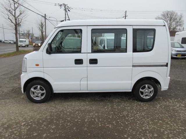 スクラム ＰＡ　パートタイマ４ＷＤ　マニュアル５速　速衝突安全ボディ　集中ドアロック　エアコン　パワステ　ＣＤコンポ　２スピーカー　夏冬タイヤ付　フロアー塗装済み（3枚目）