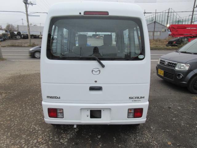 スクラム ＰＡ　パートタイマ４ＷＤ　マニュアル５速　速衝突安全ボディ　集中ドアロック　エアコン　パワステ　ＣＤコンポ　２スピーカー　夏冬タイヤ付　フロアー塗装済み（5枚目）