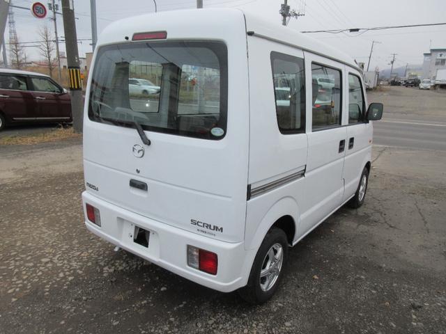 スクラム ＰＡ　パートタイマ４ＷＤ　マニュアル５速　速衝突安全ボディ　集中ドアロック　エアコン　パワステ　ＣＤコンポ　２スピーカー　夏冬タイヤ付　フロアー塗装済み（6枚目）