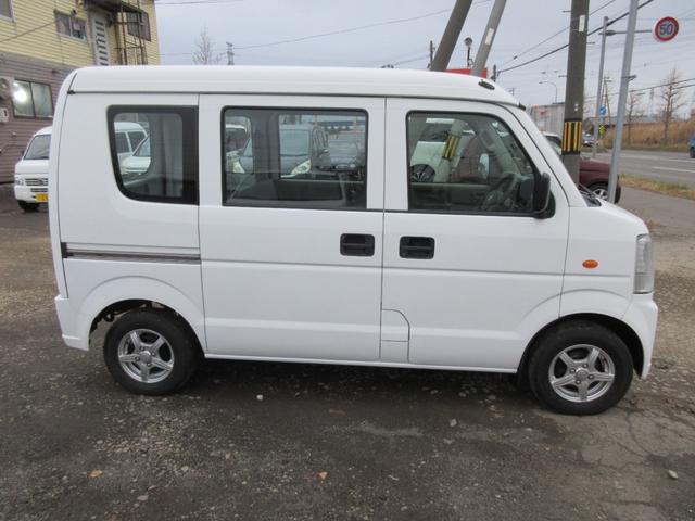 スクラム ＰＡ　パートタイマ４ＷＤ　マニュアル５速　速衝突安全ボディ　集中ドアロック　エアコン　パワステ　ＣＤコンポ　２スピーカー　夏冬タイヤ付　フロアー塗装済み（7枚目）