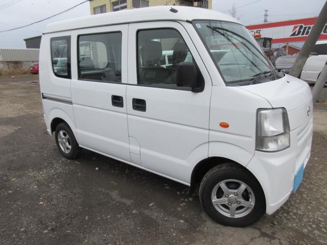 スクラム ＰＡ　パートタイマ４ＷＤ　マニュアル５速　速衝突安全ボディ　集中ドアロック　エアコン　パワステ　ＣＤコンポ　２スピーカー　夏冬タイヤ付　フロアー塗装済み（8枚目）