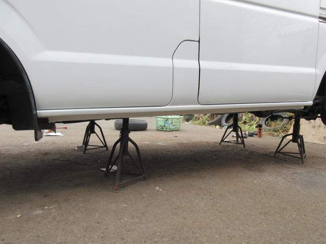 スクラム ＰＡ　パートタイマ４ＷＤ　マニュアル５速　速衝突安全ボディ　集中ドアロック　エアコン　パワステ　ＣＤコンポ　２スピーカー　夏冬タイヤ付　フロアー塗装済み（13枚目）