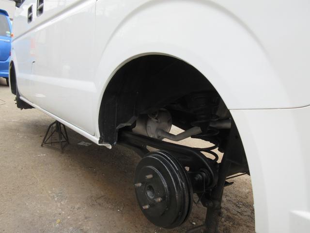 スクラム ＰＡ　パートタイマ４ＷＤ　マニュアル５速　速衝突安全ボディ　集中ドアロック　エアコン　パワステ　ＣＤコンポ　２スピーカー　夏冬タイヤ付　フロアー塗装済み（14枚目）