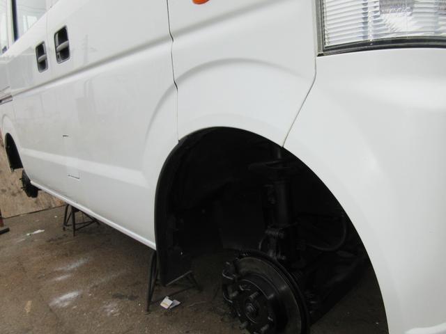 スクラム ＰＡ　パートタイマ４ＷＤ　マニュアル５速　速衝突安全ボディ　集中ドアロック　エアコン　パワステ　ＣＤコンポ　２スピーカー　夏冬タイヤ付　フロアー塗装済み（16枚目）