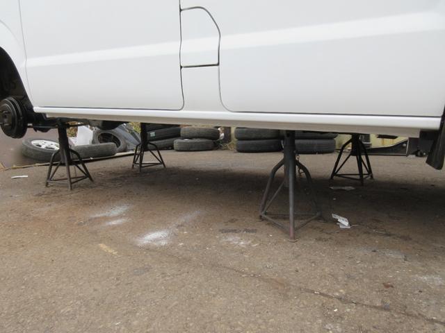 スクラム ＰＡ　パートタイマ４ＷＤ　マニュアル５速　速衝突安全ボディ　集中ドアロック　エアコン　パワステ　ＣＤコンポ　２スピーカー　夏冬タイヤ付　フロアー塗装済み（17枚目）