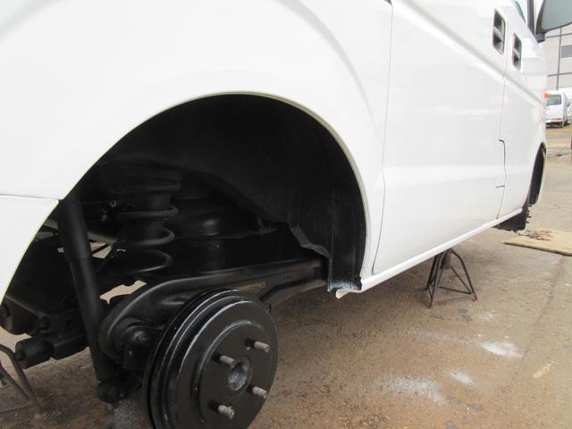 スクラム ＰＡ　パートタイマ４ＷＤ　マニュアル５速　速衝突安全ボディ　集中ドアロック　エアコン　パワステ　ＣＤコンポ　２スピーカー　夏冬タイヤ付　フロアー塗装済み（18枚目）