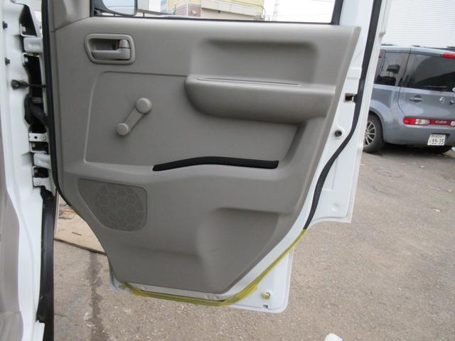 スクラム ＰＡ　パートタイマ４ＷＤ　マニュアル５速　速衝突安全ボディ　集中ドアロック　エアコン　パワステ　ＣＤコンポ　２スピーカー　夏冬タイヤ付　フロアー塗装済み（25枚目）