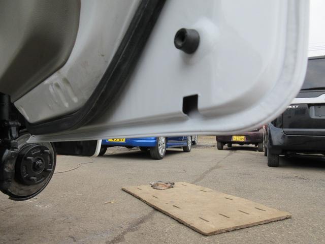 スクラム ＰＡ　パートタイマ４ＷＤ　マニュアル５速　速衝突安全ボディ　集中ドアロック　エアコン　パワステ　ＣＤコンポ　２スピーカー　夏冬タイヤ付　フロアー塗装済み（26枚目）