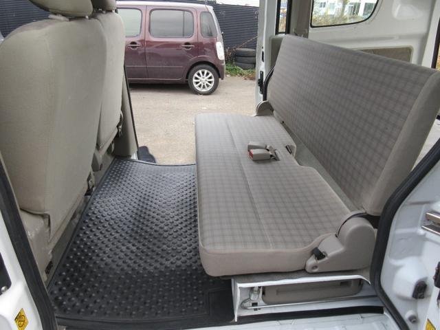 スクラム ＰＡ　パートタイマ４ＷＤ　マニュアル５速　速衝突安全ボディ　集中ドアロック　エアコン　パワステ　ＣＤコンポ　２スピーカー　夏冬タイヤ付　フロアー塗装済み（33枚目）