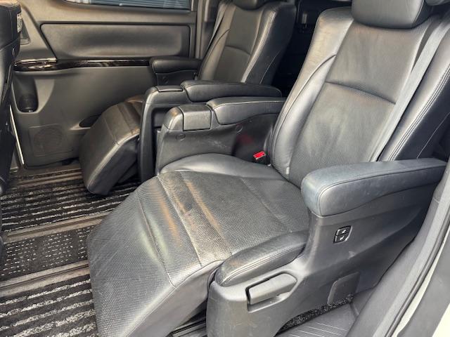 ２列目シート／オットマン