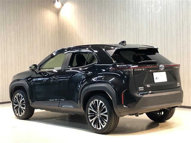 ヤリスクロス ハイブリッドＺ　クルーズＣ　横滑防止装置　リアカメラ　フルセグ地デジ　ＬＥＤライト　メモリーナビゲーション　ナビ＆ＴＶ　盗難防止装置　電動シート　ＡＷ　キーレス　寒冷地仕様　スマートキー　ＡＢＳ　４ＷＤ　エアバッグ（7枚目）