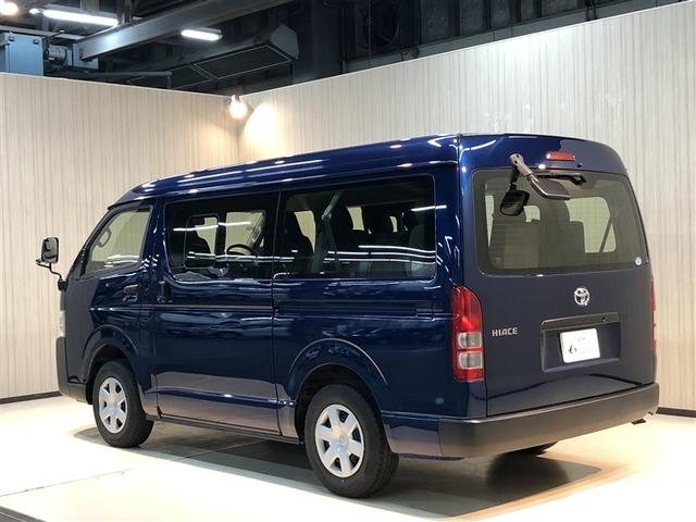 ハイエースワゴン DX ダブルエアコン 助手席エアバッグ 運転席エアバッグ 4WD キーレス 盗難防止システム フロントパワーウィンドウ ESC パワーステアリング エアコン ABS 衝突被害軽減システム 3列シート(6枚目)