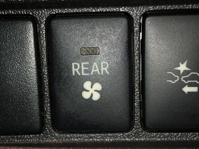 ハイエースワゴン DX ダブルエアコン 助手席エアバッグ 運転席エアバッグ 4WD キーレス 盗難防止システム フロントパワーウィンドウ ESC パワーステアリング エアコン ABS 衝突被害軽減システム 3列シート(23枚目)