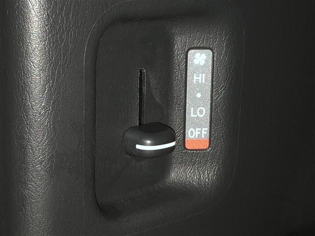 ハイエースワゴン DX ダブルエアコン 助手席エアバッグ 運転席エアバッグ 4WD キーレス 盗難防止システム フロントパワーウィンドウ ESC パワーステアリング エアコン ABS 衝突被害軽減システム 3列シート(28枚目)