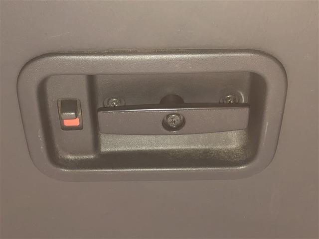 ハイエースワゴン DX ダブルエアコン 助手席エアバッグ 運転席エアバッグ 4WD キーレス 盗難防止システム フロントパワーウィンドウ ESC パワーステアリング エアコン ABS 衝突被害軽減システム 3列シート(36枚目)