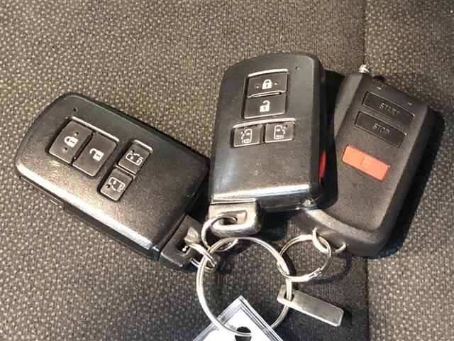 ノア ハイブリッドSi ダブルバイビー ウォークスルー 寒冷地 LEDヘッドライト クルコン 横滑り防止装置 盗難防止システム エアバッグ アルミ メモリ-ナビ スマキー Wエアコン ABS ナビ&TV デュアルエアバッグ ETC DVD(22枚目)