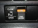 片側電動スライドドアのスイッチ付です。車内からもスイッチひとつで楽にドアの開閉が可能です。電動なので開閉時に力を使う必要がなく、半ドアになることもありません!