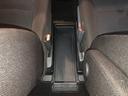 運転席・助手席の間にあるセンターフロアトレイには、かさばる荷物をさっとおける便利さがあります。