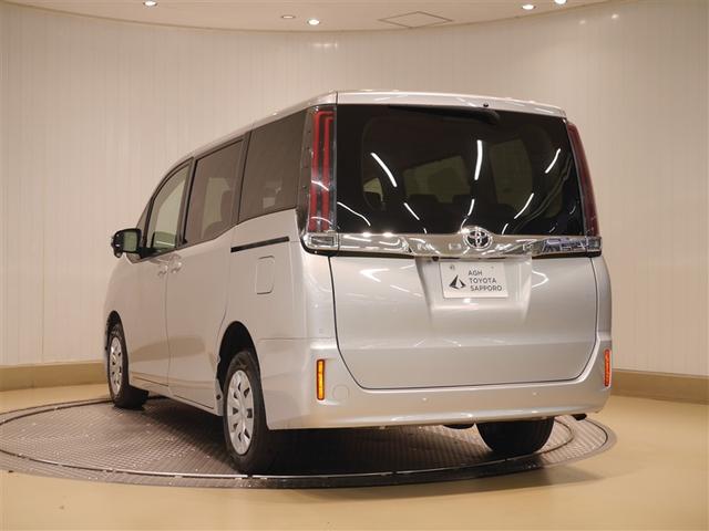 ノア Ｘ　ＡＵＸ　リアオートエアコン　パワーステアリング　助手席エアバック　オートクルーズコントロール　横滑り防止装置　キーレスエントリー　オートエアコン　ナビ　パワーウィンドウ　ＬＥＤヘッド　盗難防止装置（3枚目）