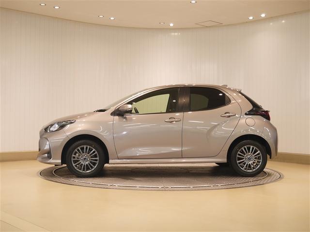 ヤリス ハイブリッドＸ　サイドエアバッグ　盗難防止　ドラレコ　ＶＳＣ　クルコン　４ＷＤ　アイドリングストップ　ＥＴＣ　スマートキー　寒冷地仕様　ナビ　オートエアコン　アルミホイール　ミュージックプレイヤー接続可　メモリーナビ（2枚目）