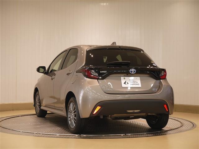 ヤリス ハイブリッドＸ　サイドエアバッグ　盗難防止　ドラレコ　ＶＳＣ　クルコン　４ＷＤ　アイドリングストップ　ＥＴＣ　スマートキー　寒冷地仕様　ナビ　オートエアコン　アルミホイール　ミュージックプレイヤー接続可　メモリーナビ（3枚目）