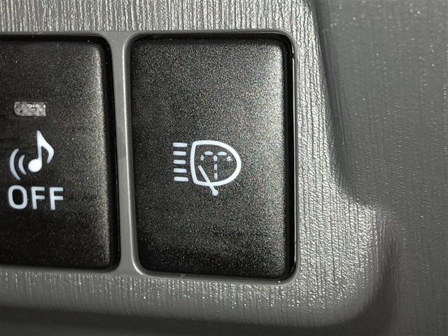 ヘッドランプにウォッシャー液を噴射します。