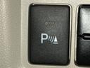 駐車、発進の低速走行時に障害物への接近を検知し、ブザーとディスプレイ表示で知らせます。
