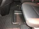 助手席アンダートレイ付き。シューズなどをしまっておけます。
