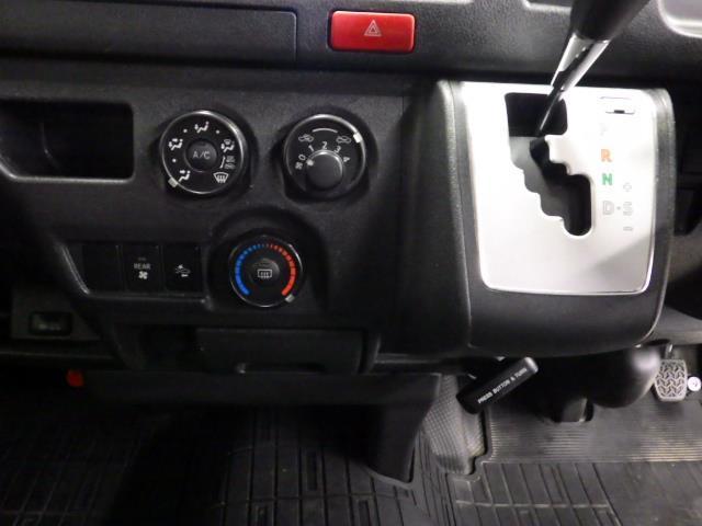 ハイエースバン ＤＸ　４ＷＤ　ワンセグ　メモリーナビ　バックカメラ　衝突被害軽減システム　ドラレコ　乗車定員６人　ディーゼル　寒冷地仕様　衝突防止システム　キーレスエントリー　盗難防止システム　横滑り防止装置　エアバッグ（12枚目）